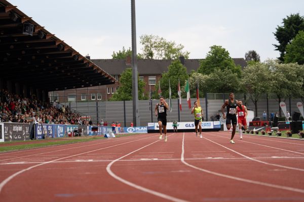 Malik Diakite (Hannover 96) vor Nils Laserich (TSV Bayer 04 Leverkusen), Simon Ehammer (SUI), Marcel Meyer (Hannover 96) beim 400m Lauf am 07.05.2022 beim Stadtwerke Ratingen Mehrkampf-Meeting 2022 in Ratingen